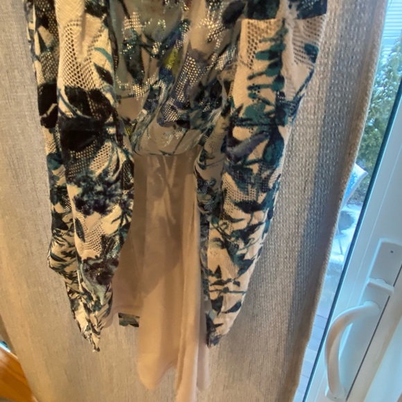 White/light blue flower dress and size medium - Picture 5 of 5